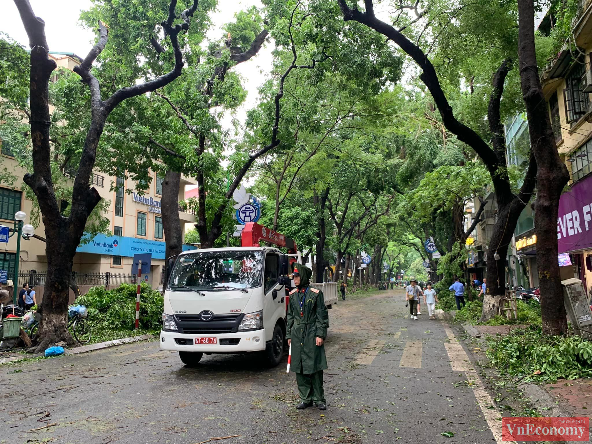  Sáng nay, 8/9, các đơn vị bộ đội đã tiến hành thu dọn cành cây gãy đổ để giải tỏa giao thông cho phố Phan Đình Phùng.