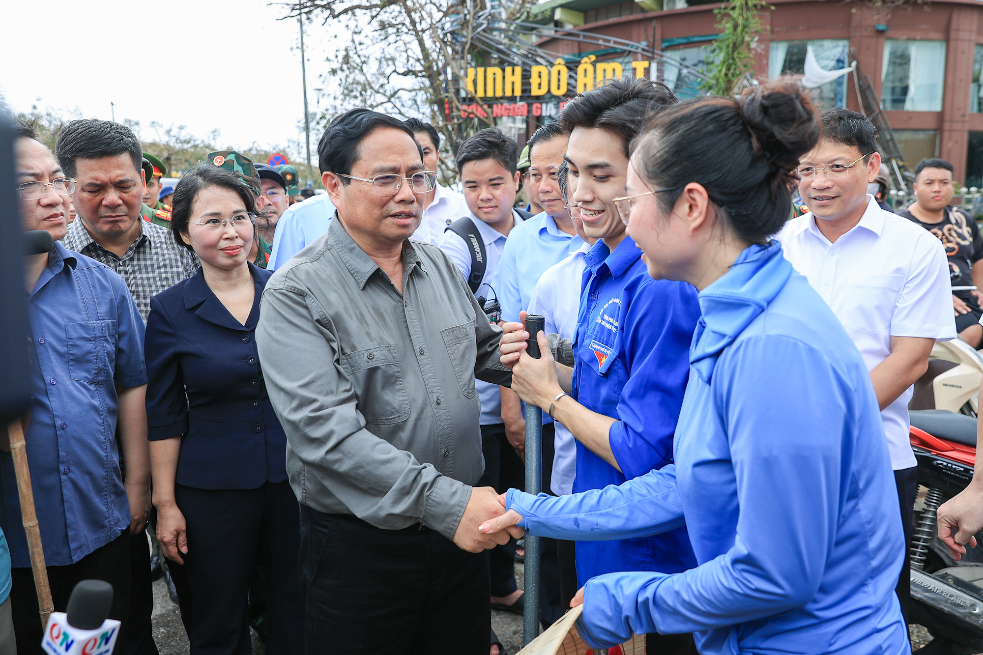 Thủ tướng động viên lực lượng thanh niên xung kích tham gia dọn vệ sinh môi trường sau bão - Ảnh: VGP