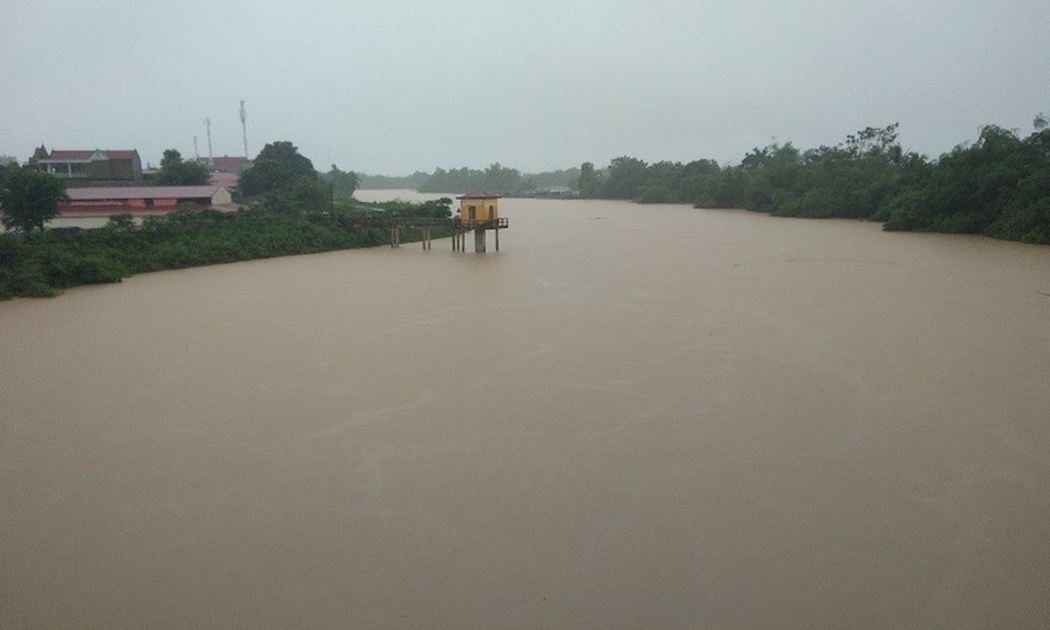 Mức nước trên sông Bưởi tại Kim Tân, huyện Thạch Thành đang lên cao