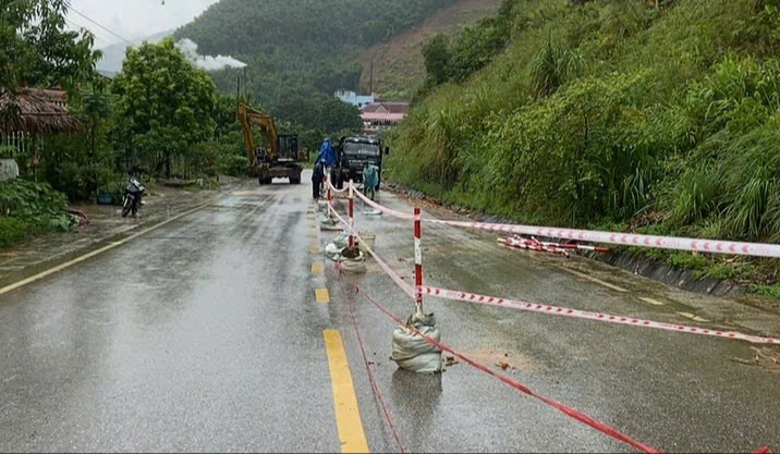 Tại Km 20 850 ph&iacute;a tr&aacute;i tuyến qua x&atilde; Ph&uacute; Thanh, huyện Quan H&oacute;a xuất hiện vết nứt ta luy dương c&oacute; nguy cơ sạt lở với chiều d&agrave;i khoảng 200m.