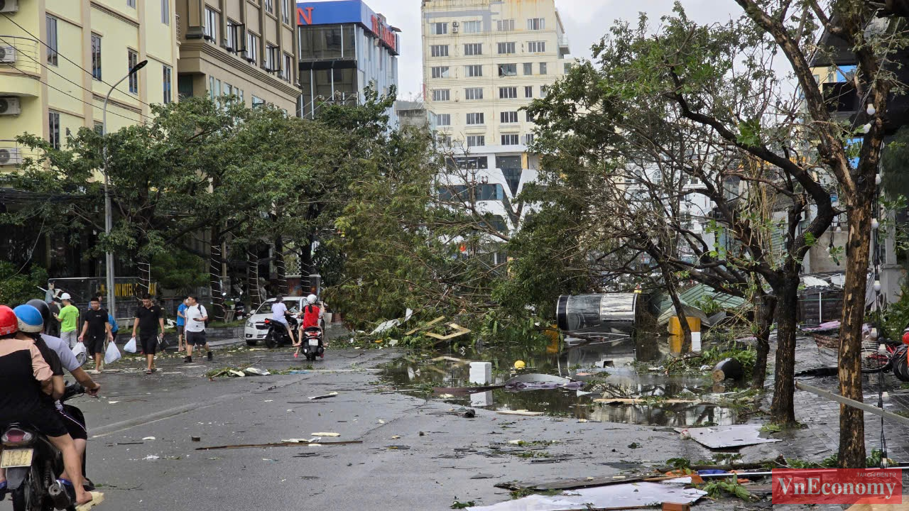 “Từ bé đến giờ tôi mới chứng kiến trận bão lớn và khủng khiếp thế này