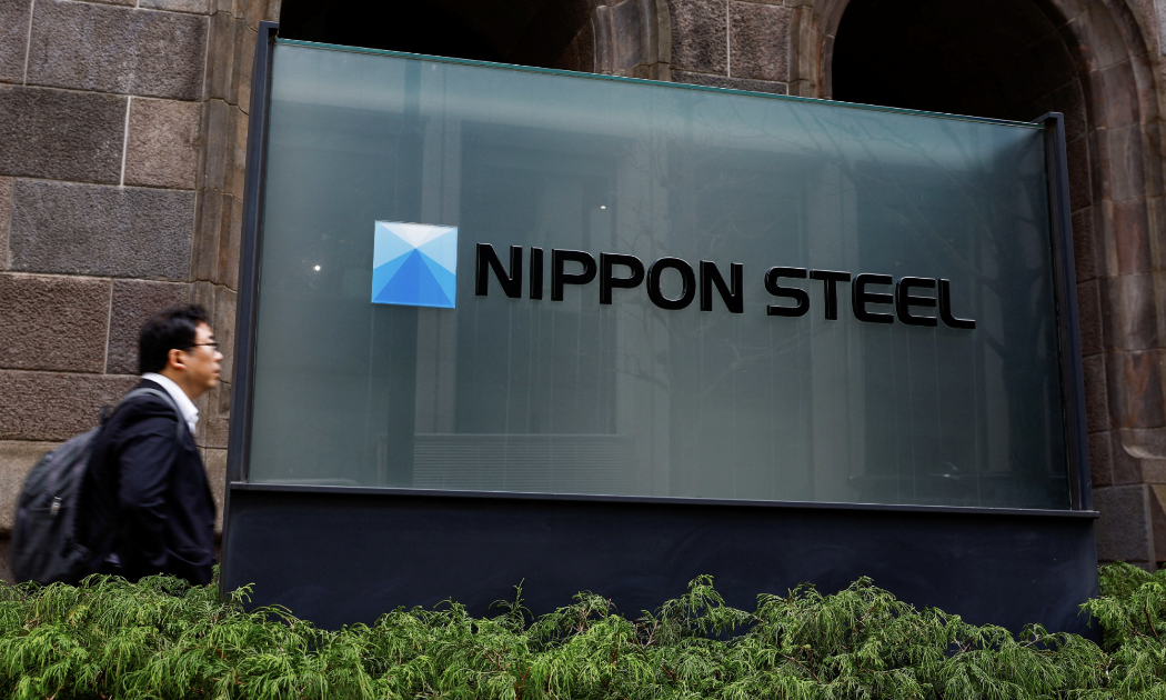 Bên ngoài trụ sở Nippon Steel ở Tokyo - Ảnh: Reuters.