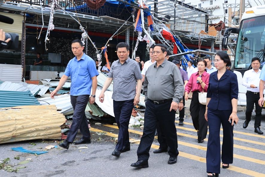 Thủ tướng Phạm Minh Chính đi kiểm tra tình hình thiệt hại, chỉ đạo triển khai các biện pháp cấp bách khắc phục hậu quả cơn bão số 3 tại Quảng Ninh - Ảnh: VGP