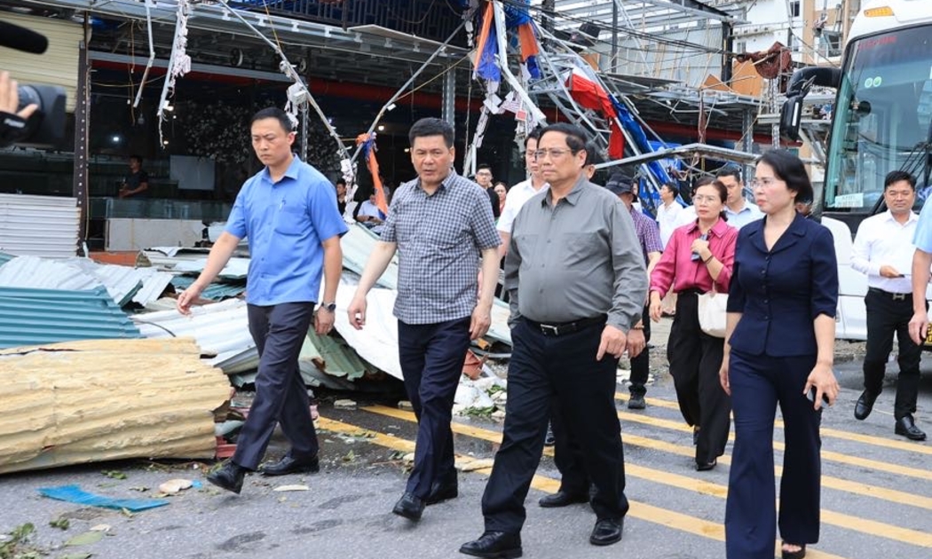 Thủ tướng Phạm Minh Chính đi kiểm tra tình hình thiệt hại, chỉ đạo triển khai các biện pháp cấp bách khắc phục hậu quả cơn bão số 3 tại Quảng Ninh - Ảnh: VGP