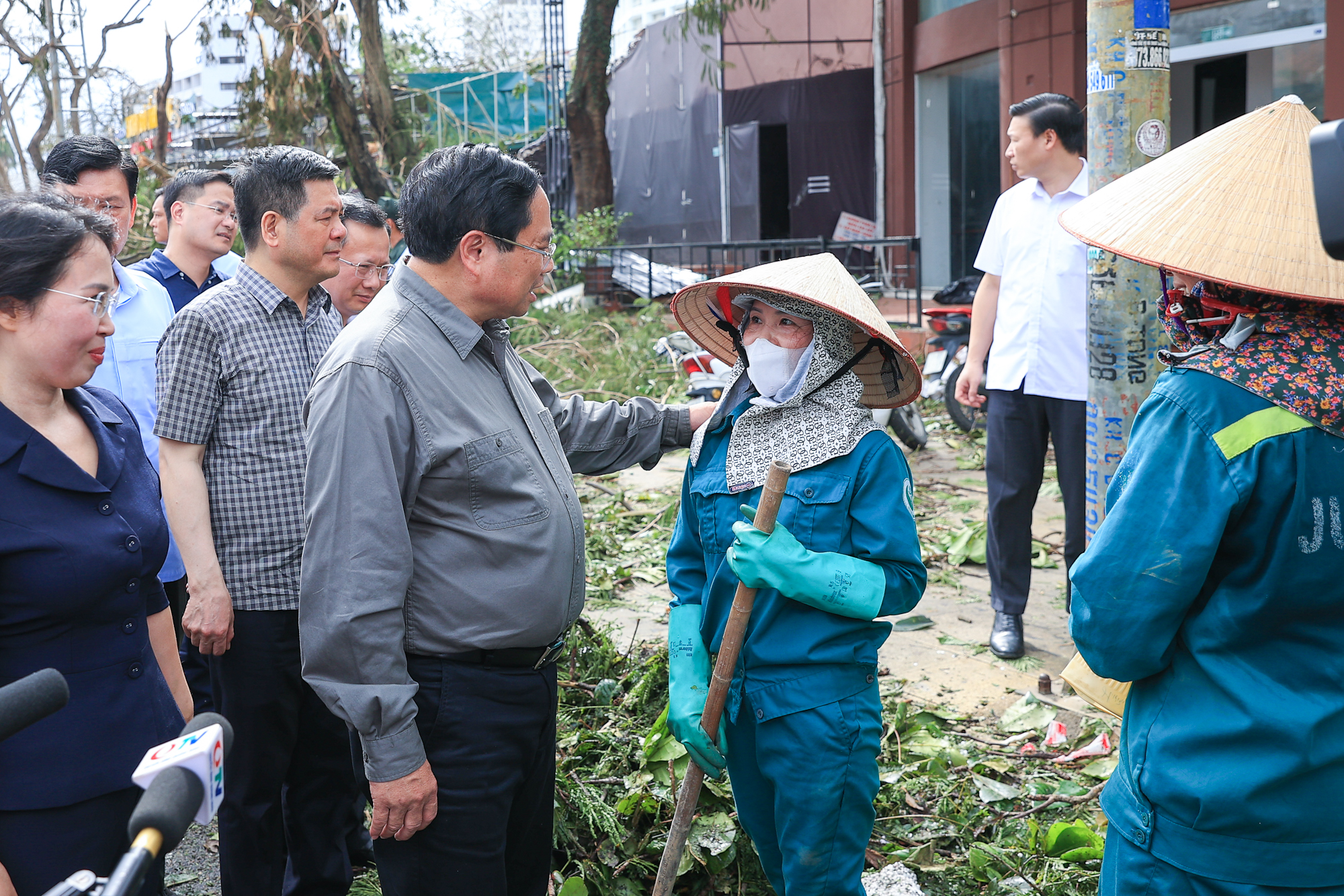 Thủ tướng thăm, động viên công nhân vệ sinh môi trường đang làm nhiệm vụ - Ảnh: VGP
