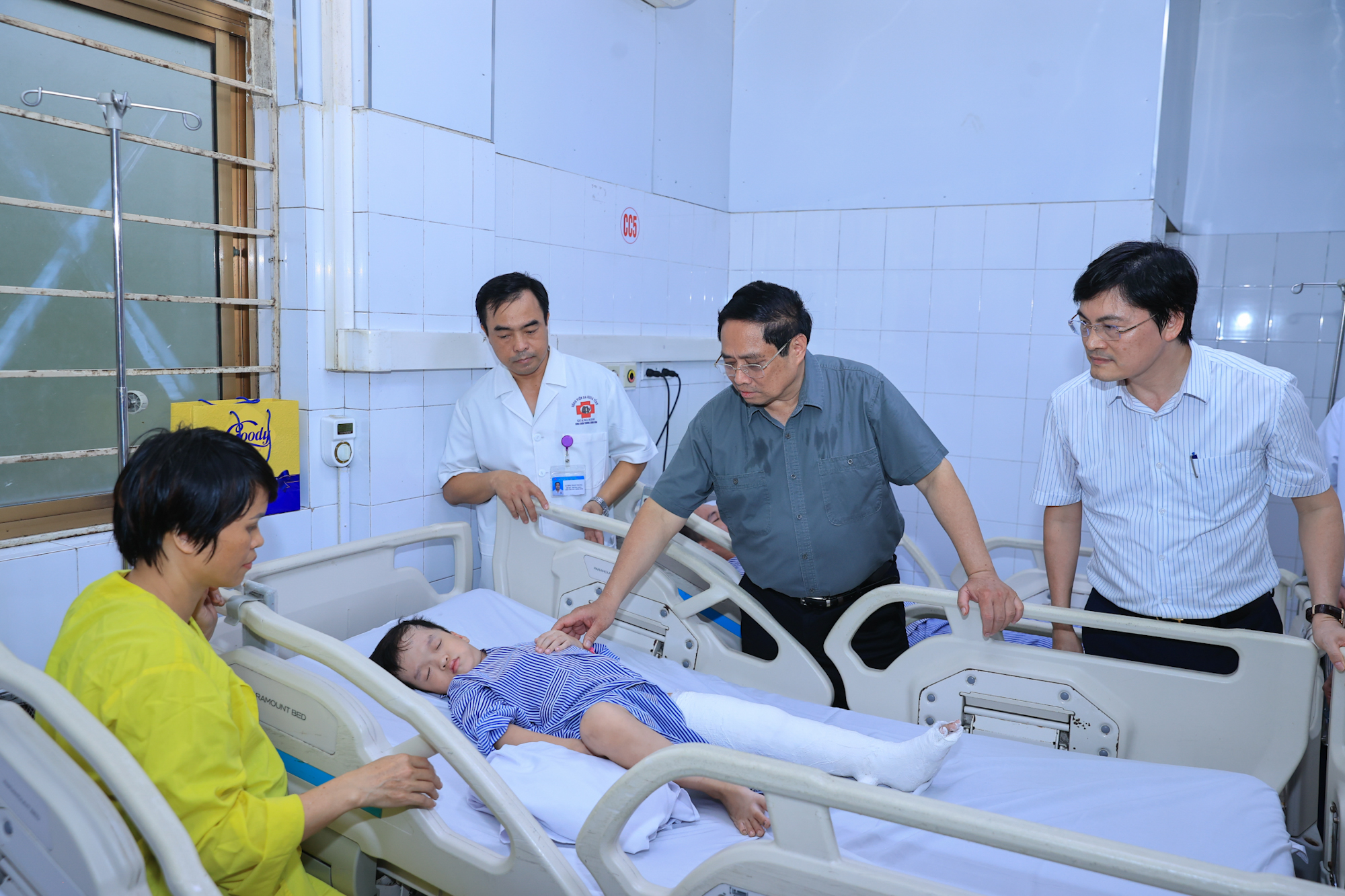 Thủ tướng thăm hỏi, tặng quà động viên những bệnh nhân bị thương do bão số 3 đang điều trị tại Bệnh viện Đa khoa tỉnh Quảng Ninh - Ảnh: VGP