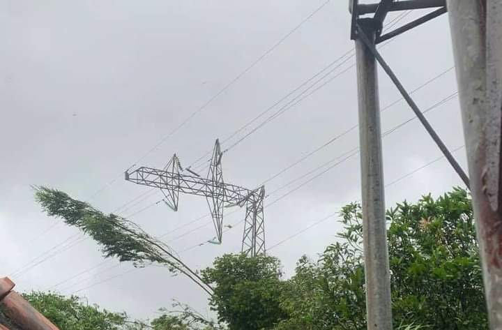 Cột điện cao thể bị gãy đổ do bão. Ảnh: Báo Quảng Ninh.