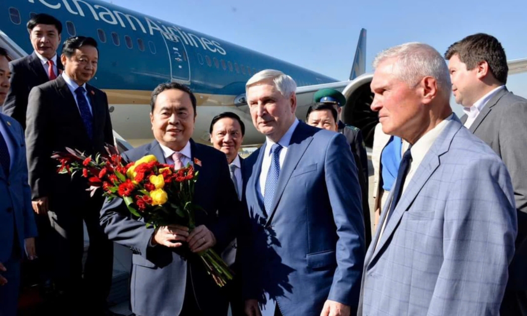 Phó Chủ tịch thứ nhất Duma Quốc gia, Quốc hội Liên bang Nga I.I. Melnikov nồng nhiệt chào đón Chủ tịch Quốc hội Trần Thanh Mẫn sang thăm chính thức Liên bang Nga - Ảnh: Quochoi.vn