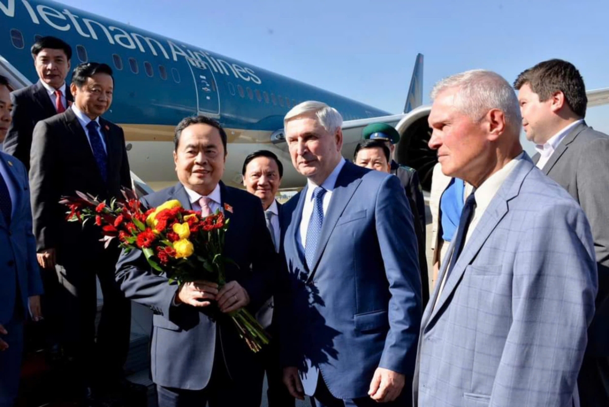 Phó Chủ tịch thứ nhất Duma Quốc gia, Quốc hội Liên bang Nga I.I. Melnikov nồng nhiệt chào đón Chủ tịch Quốc hội Trần Thanh Mẫn sang thăm chính thức Liên bang Nga - Ảnh: Quochoi.vn