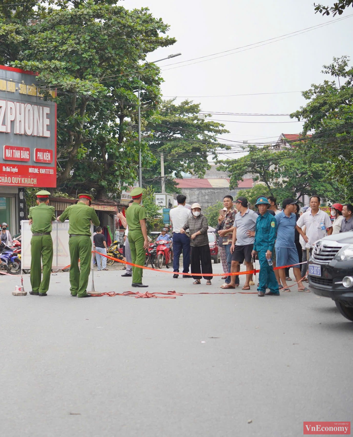 Nước sông vẫn dâng cao và chảy xiết. Lực lượng chức năng đã phong tỏa hai đầu cầu Phong Châu. Phao bơi, áo phao, bình oxy và các phương tiện, thiết bị phục vụ cứu hộ được tập kết tại đầu cầu.