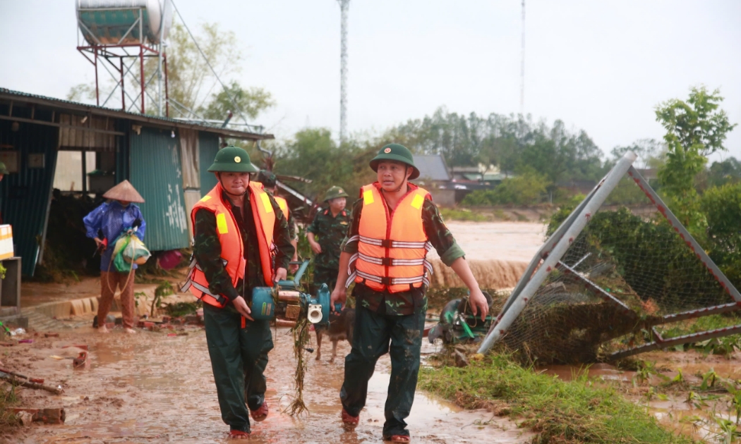 Cán bộ, chiến sĩ Bộ Chỉ huy Quân sự huyện Tiên Yên (Quảng Ninh) giúp nhân dân xã Đông hải chuyển tài sản đến nơi an toàn.