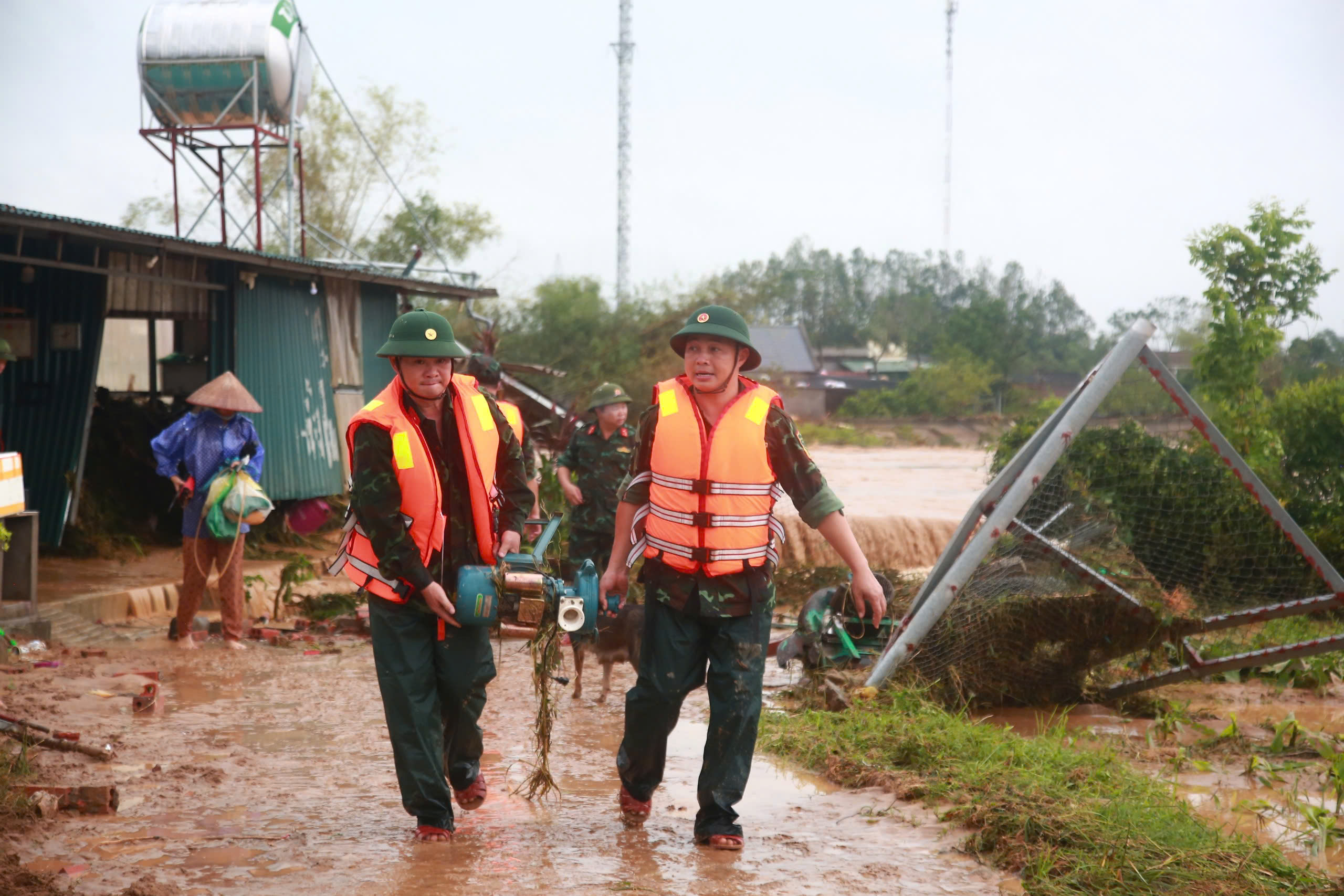 Cán bộ, chiến sĩ Bộ Chỉ huy Quân sự huyện Tiên Yên (Quảng Ninh) giúp nhân dân xã Đông hải chuyển tài sản đến nơi an toàn.