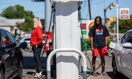 Sản lượng dầu của Mỹ lập kỷ lục, giá xăng ngày càng rẻ