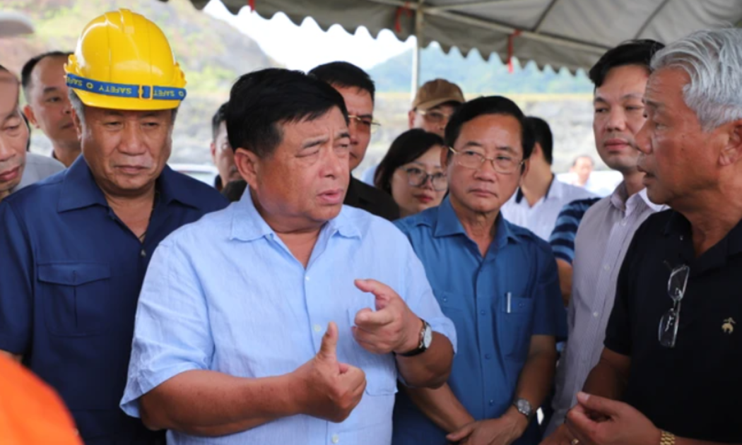 Bộ trưởng Bộ Kế hoạch và Đầu tư  Nguyễn Chí Dũng trao đổi với đại diện các doanh nghiệp có dự án đầu tư tại Lào. Nguồn: Bộ Kế hoạch và Đầu tư.