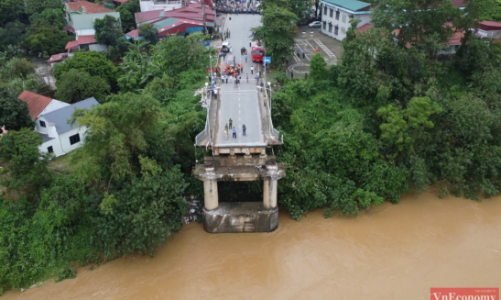[Phóng sự ảnh] Các lực lượng khẩn trương cứu hộ vụ sập cầu Phong Châu