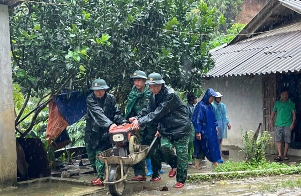 Để chủ động ứng phó với mưa bão, cũng như ảnh hưởng của hoàn lưu sau bão, các huyện miền núi đã tổ chức sơ tán dân khoảng 1.000 hộ dân sinh sống tại các khu vực có nguy cơ xảy ra lũ quét, sạt lở đất, vùng trũng đến nơi an toàn