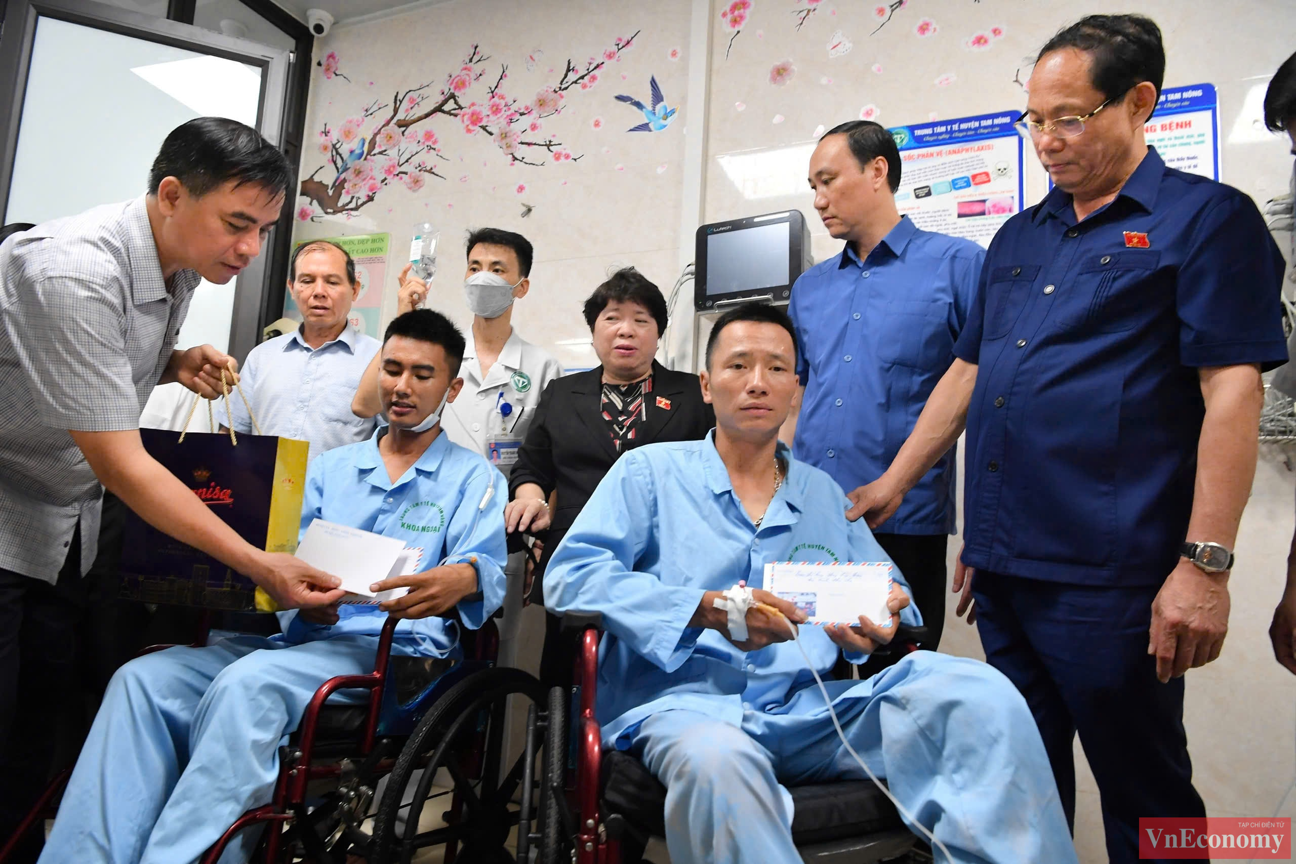 Vào lúc 16h chiều nay, Phó Chủ tịch Quốc hội Trần Quang Phương cũng đã tới động viên, thăm hỏi các nạn nhân bị thương trong vụ sập cầu.