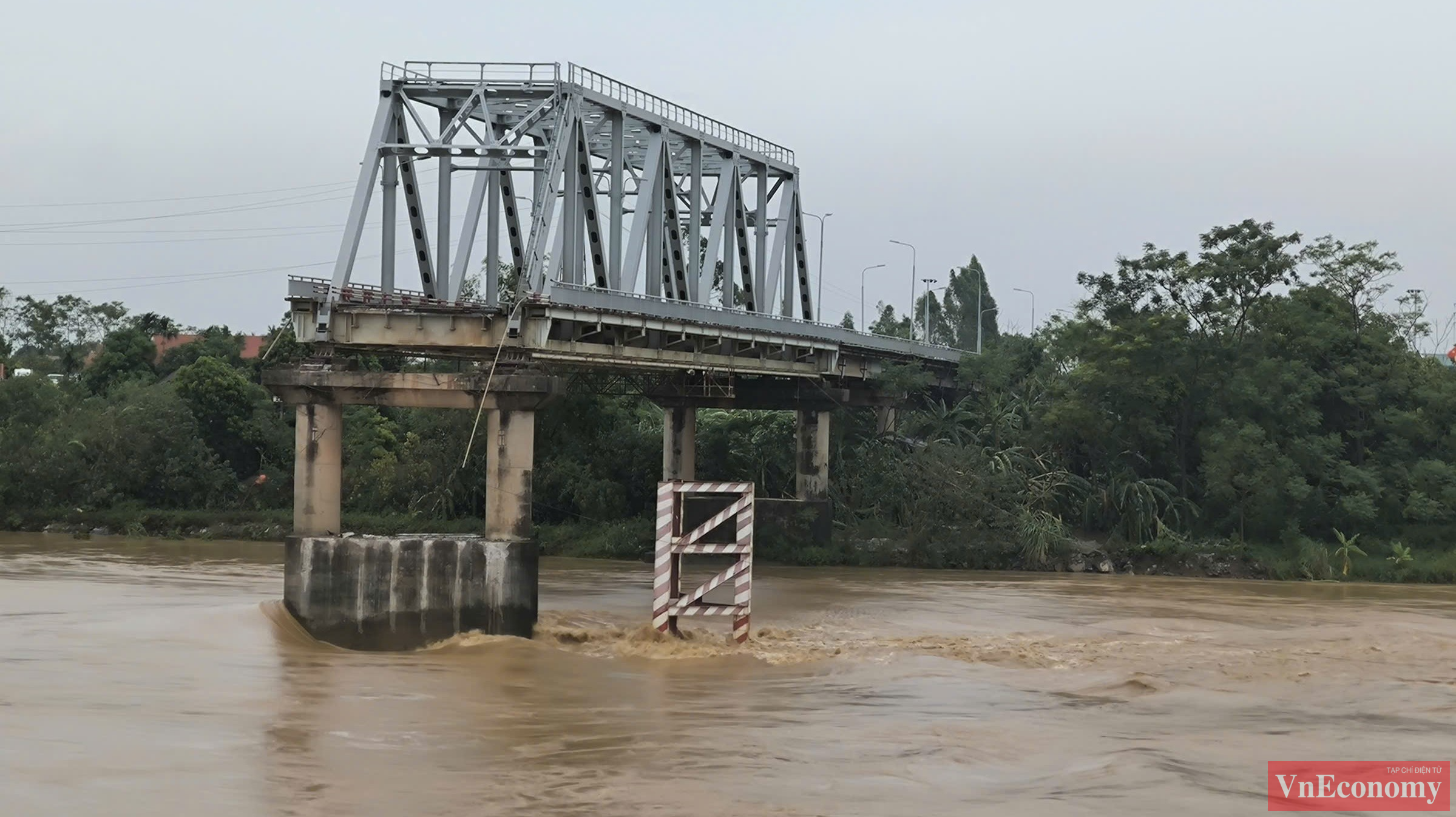 Cầu Phong Ch&acirc;u bắc qua s&ocirc;ng Hồng, nối 2 huyện L&acirc;m Thao v&agrave; Tam N&ocirc;ng của tỉnh Ph&uacute; Thọ bất ngờ đổ sập 2 nhịp v&agrave;o&nbsp;s&aacute;ng nay, 9/9.