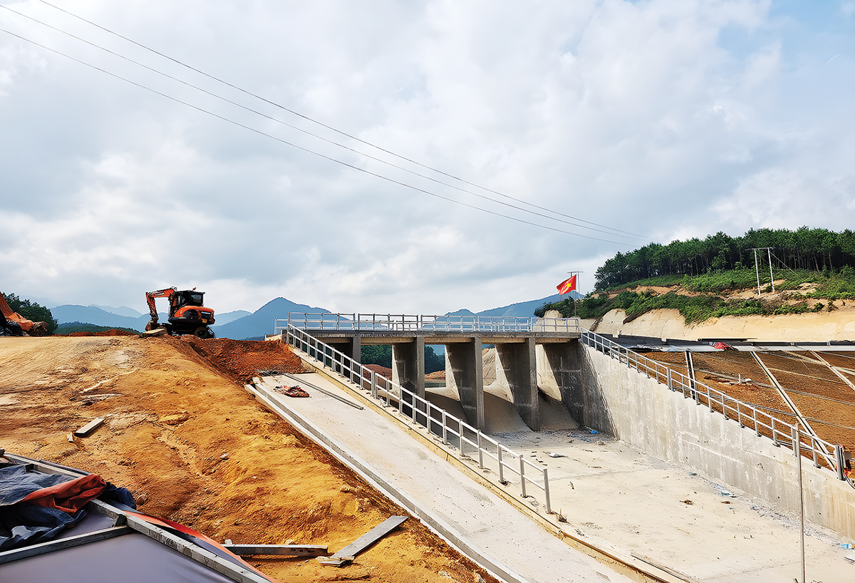 Để tạo nguồn lực cho đầu tư công thời gian tới, việc cải cách chính sách thuế, nghiên cứu luật thuế tài sản để tăng nguồn thu và tăng vay do nợ công ở mức thấp cần được xem xét.