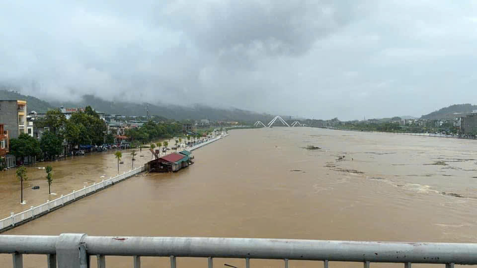 Nước lũ tràn vào TP Lào Cai. Ảnh: M. Hiếu