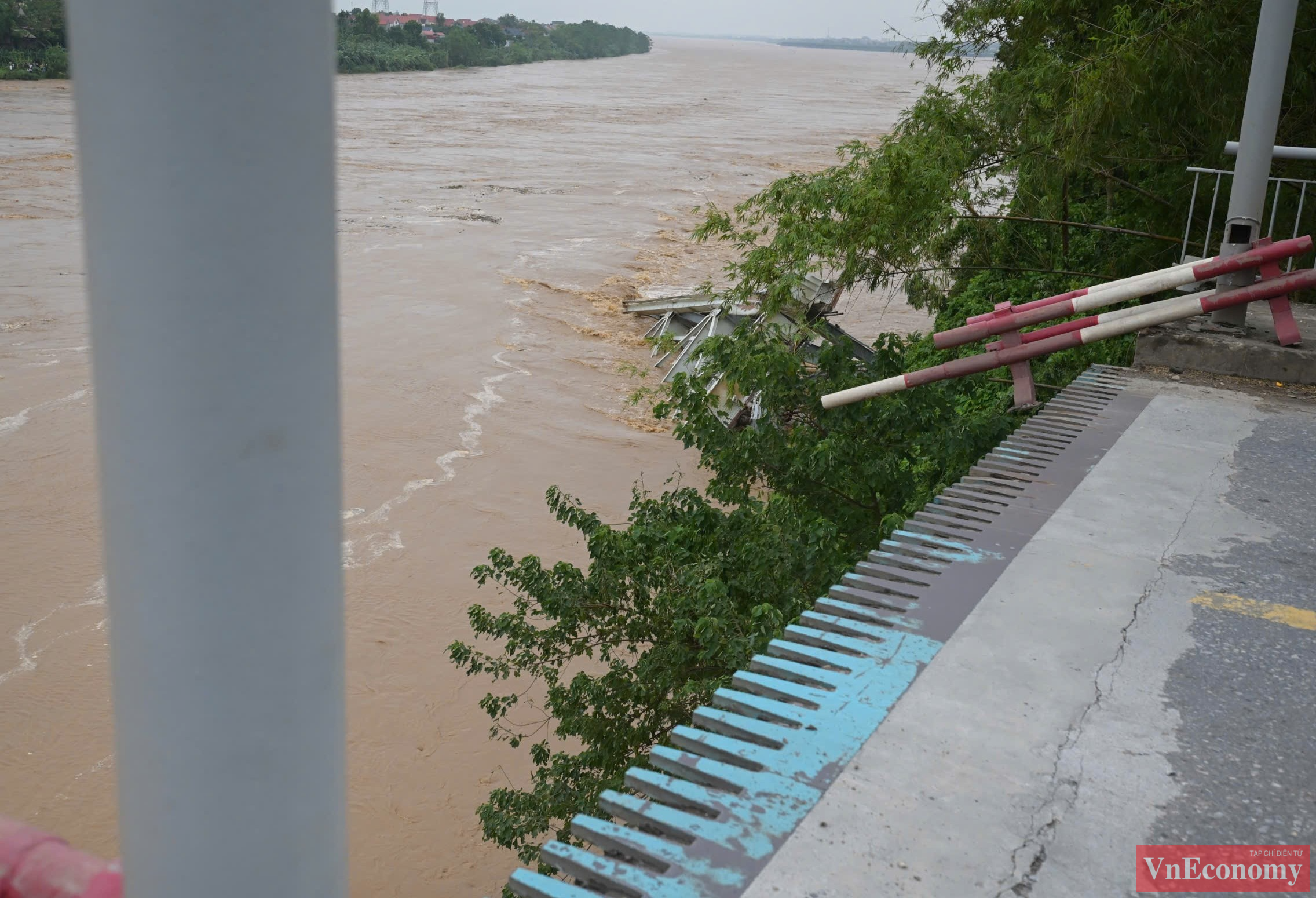Hiện c&aacute;c lực lượng đang khẩn trương tập trung t&igrave;m kiếm, cứu nạn cứu hộ, nguy&ecirc;n nh&acirc;n ban đầu x&aacute;c định do nước l&ecirc;n cao, chảy xiết g&acirc;y sập cầu.