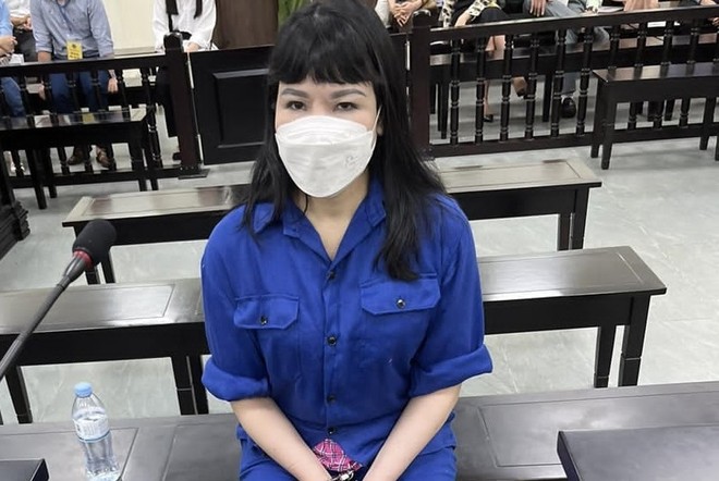 Bị c&aacute;o Nhung tại t&ograve;a.