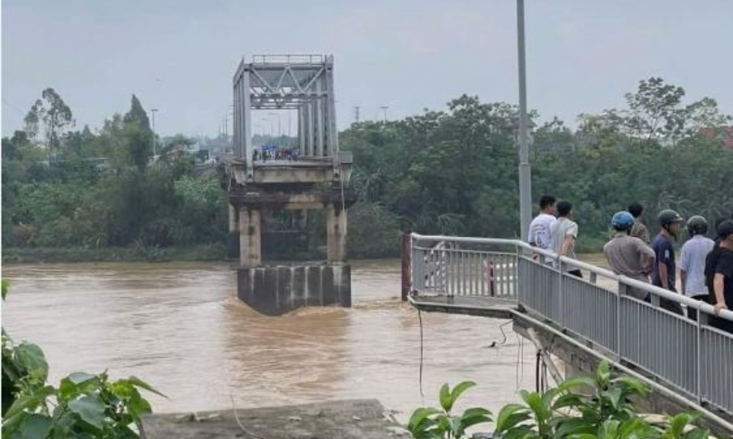 Hiện trường sự cố sập cầu Phong Châu.  