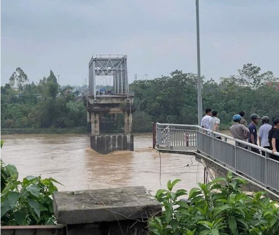Hiện trường sự cố sập cầu Phong Châu.  