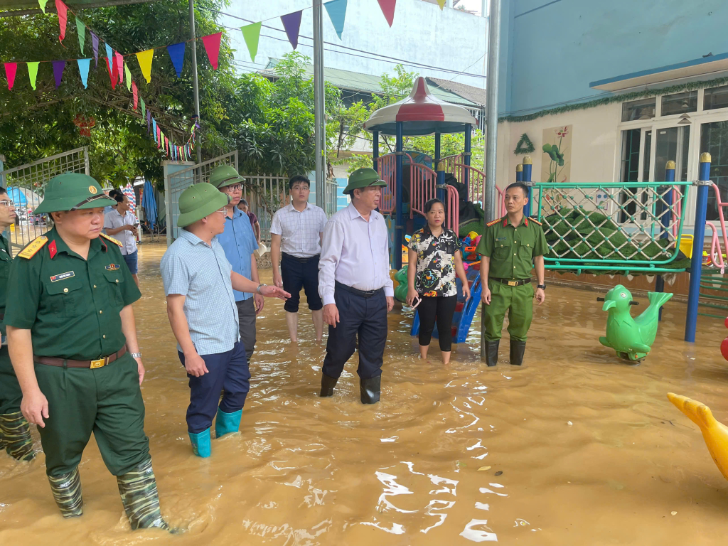 Bí thư Tỉnh ủy Cao Bằng Trần Hồng Minh kiểm tra điểm bị ngập ứng tại Trường Mầm non 1/6. Ảnh: Báo Cao Bằng.