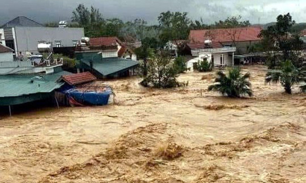 Lũ tràn công trình thuỷ lợi Hà Thanh, xã Đông Hải, huyện Tiên Yên, gây ngập lụt khu dân cư. Ảnh: TTXVN