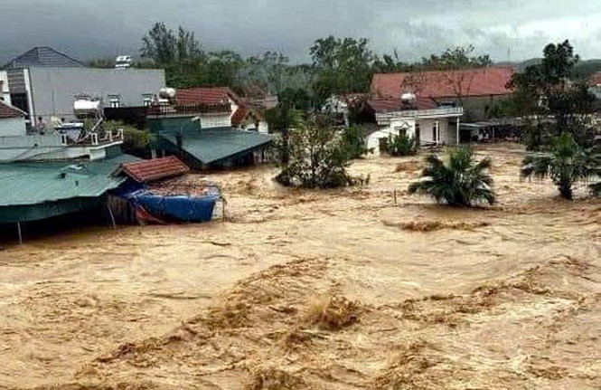 Lũ tràn công trình thuỷ lợi Hà Thanh, xã Đông Hải, huyện Tiên Yên, gây ngập lụt khu dân cư. Ảnh: TTXVN