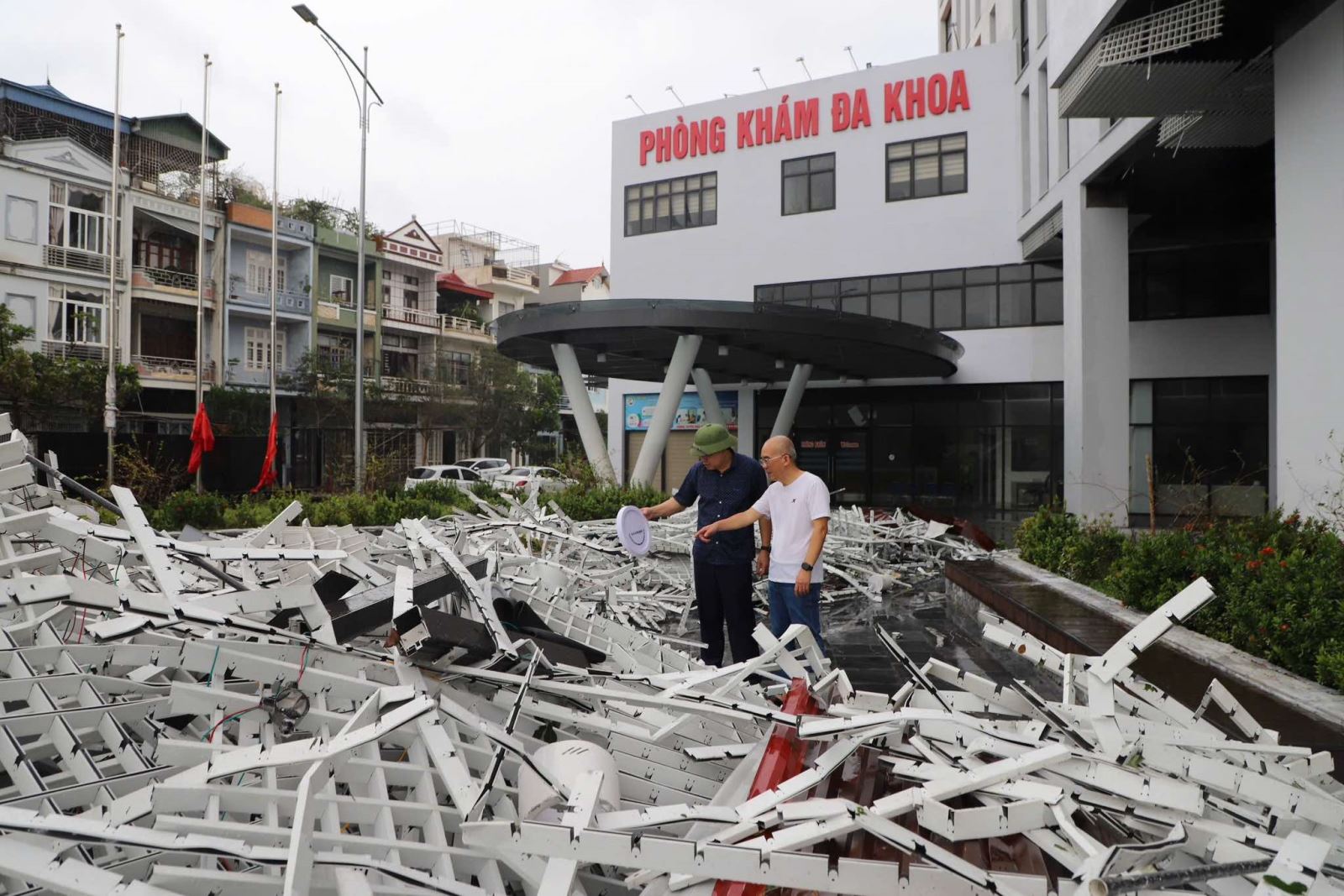 Một cơ sở y tế ở Quảng Ninh thiệt hại do bão. Ảnh: TTXVN.