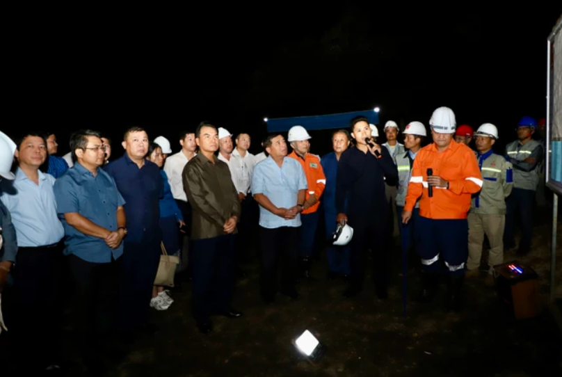 Bộ trưởng Bộ Kế hoạch v&agrave; Đầu tư Nguyễn Ch&iacute; Dũng v&agrave;&nbsp;đầu đo&agrave;n c&ocirc;ng t&aacute;c tới thăm Tổ hợp khai th&aacute;c mỏ bauxit v&agrave; chế biến Alumin của Tập đo&agrave;n Việt Phương.