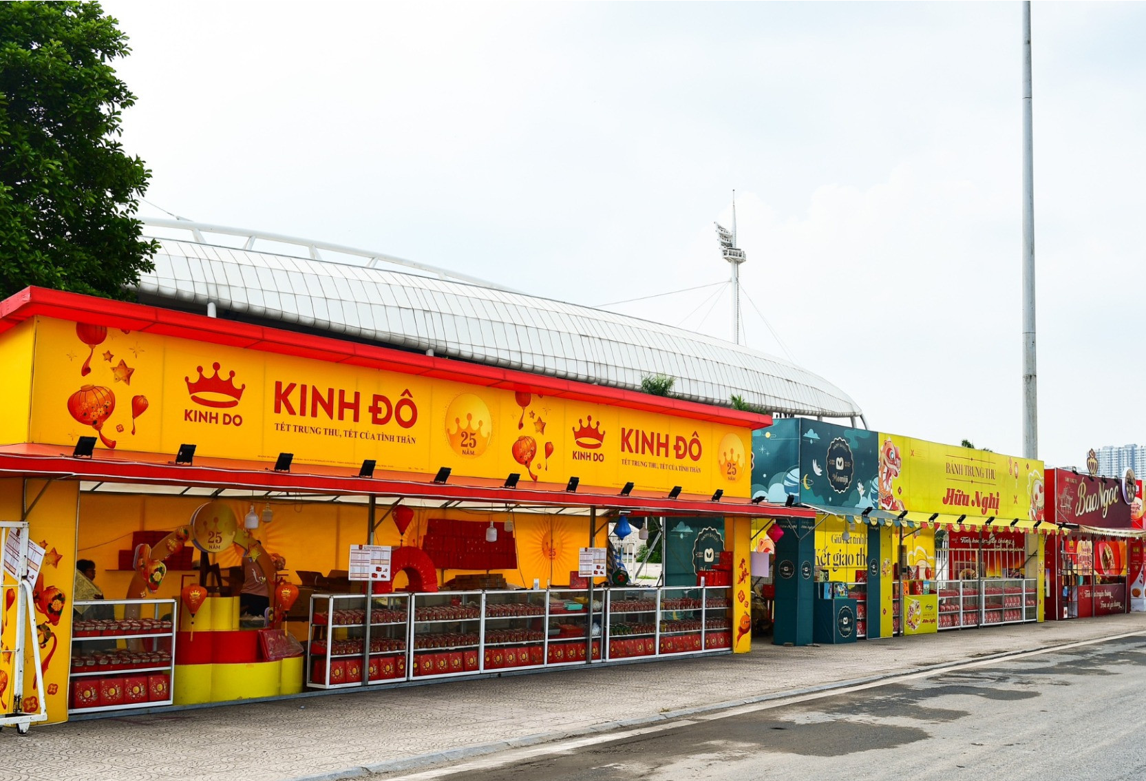 Ph&acirc;n kh&uacute;c b&aacute;nh Trung thu b&igrave;nh d&acirc;n được c&aacute;c doanh nghiệp, cửa h&agrave;ng cạnh tranh với nhiều sản phẩm đa dạng.