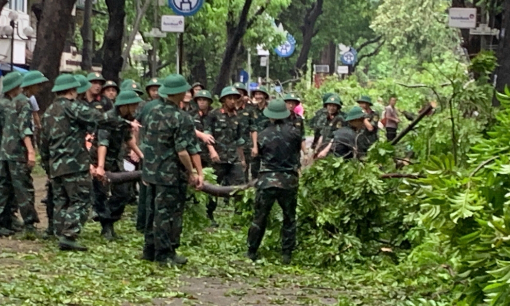 Lực lượng quân đội dọn dẹp cây xanh đổ, gãy sau bão số 3 - Ảnh: Ngọc Diệp