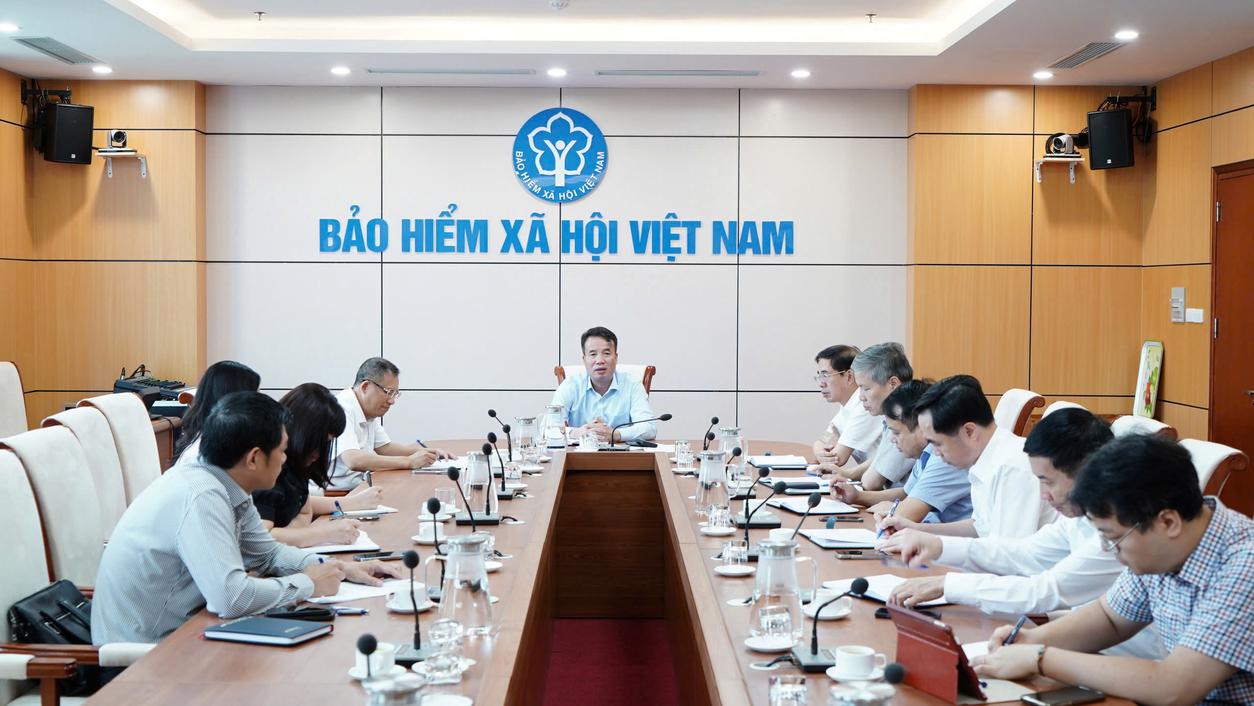 Tổng Giám đốc Bảo hiểm xã hội Việt Nam Nguyễn Thế Mạnh chủ trì cuộc họp. Ảnh: Duy Nguyễn.
