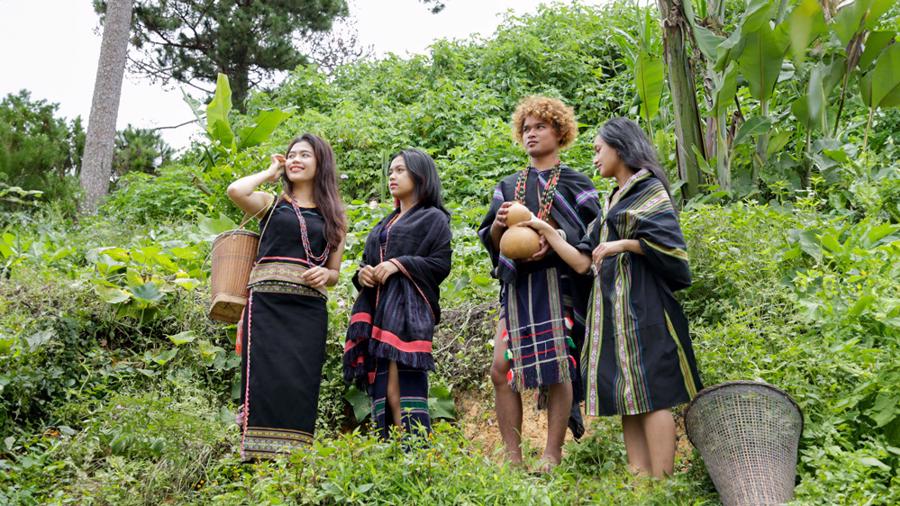 Phát triển du lịch xanh cần chú ý đến môi trường du lịch – bối cảnh văn hóa, công trình văn hóa đặc sắc có sẵn – trách nhiệm hoàn trả tài nguyên đã khai thác.