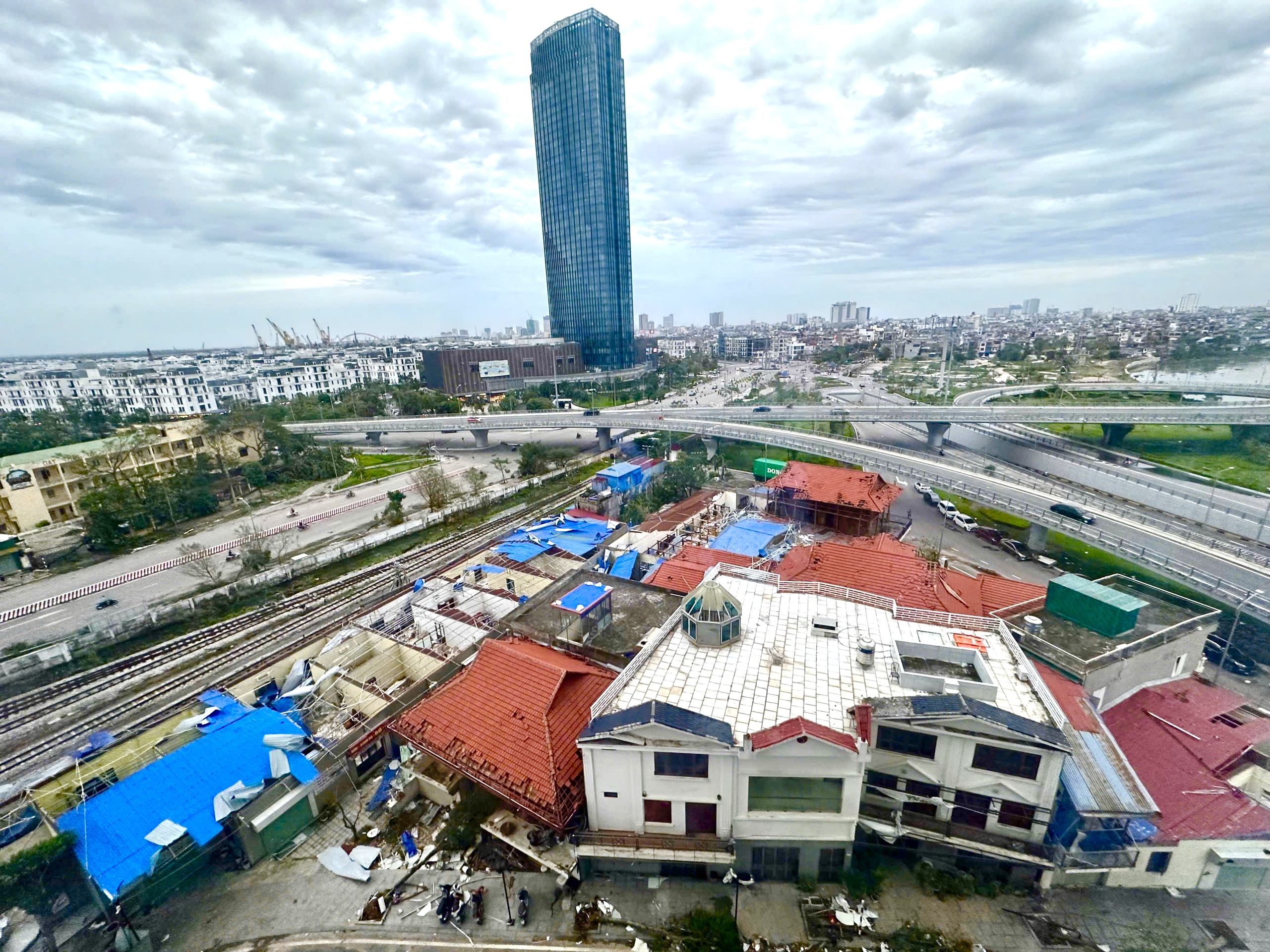 Hàng loạt khu nhà bị tốc mái do bão số 3 gây ra