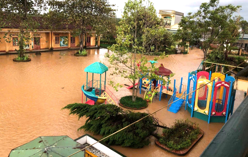 Nước lũ tr&agrave;n v&agrave;o trường học ở x&atilde; Đ&ocirc;ng Hải.