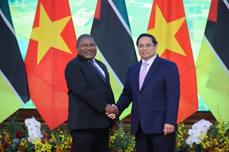 PM Chinh meets with visiting Mozambican President
