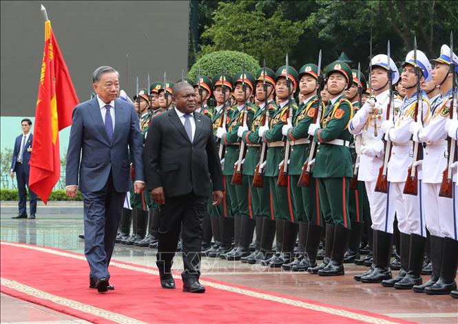 Tổng Bí thư, Chủ tịch nước Tô Lâm và Tổng thống Cộng hòa Mozambique Filipe Jacinto Nyusi duyệt đội danh dự Quân đội nhân dân Việt Nam. Ảnh: TTXVN.