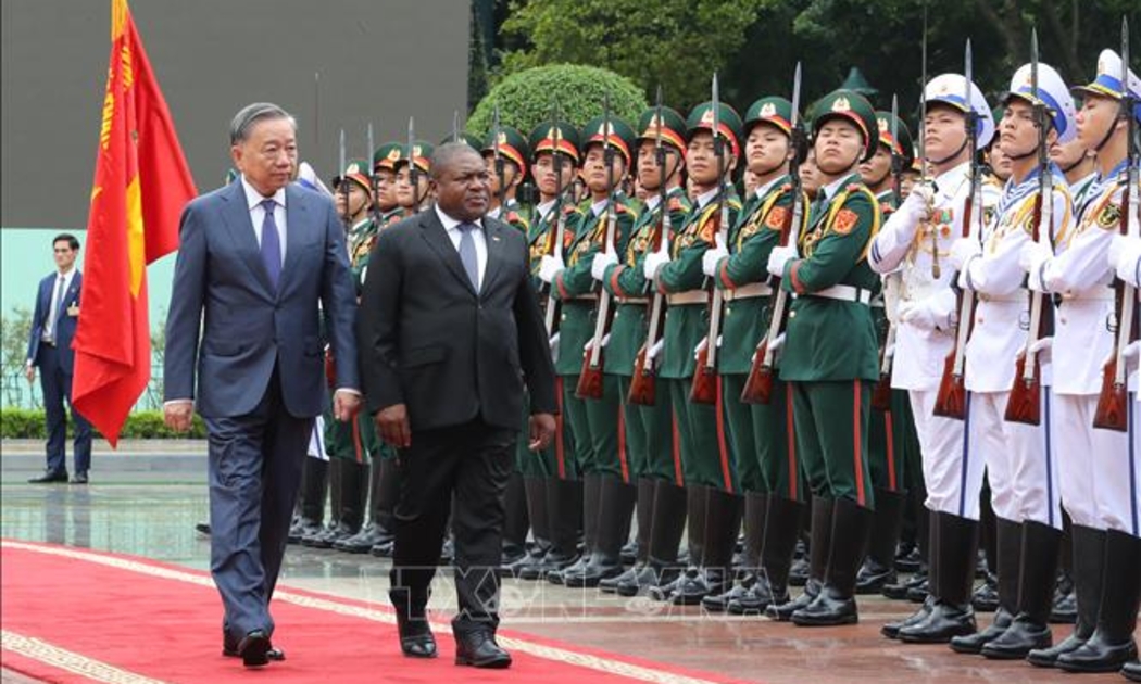 Tổng Bí thư, Chủ tịch nước Tô Lâm và Tổng thống Cộng hòa Mozambique Filipe Jacinto Nyusi duyệt đội danh dự Quân đội nhân dân Việt Nam. Ảnh: TTXVN.