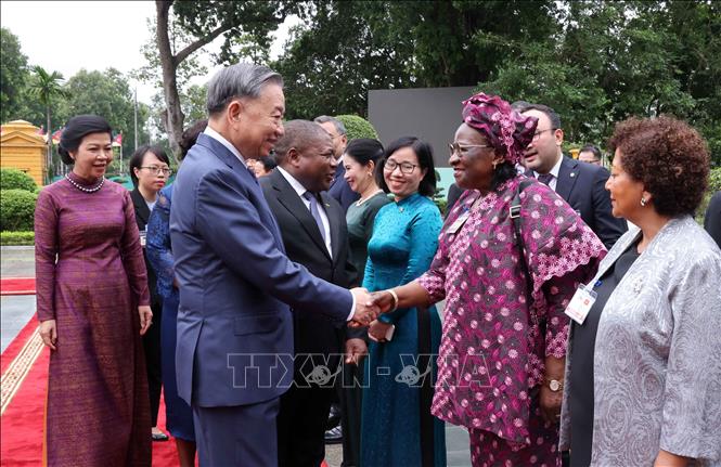 Tổng Bí thư, Chủ tịch nước Tô Lâm bắt tay các thành viên đoàn Mozambique. Ảnh: TTXVN.