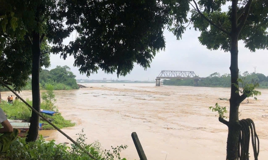 Cầu Phong Châu bị nước lũ cuốn trôi