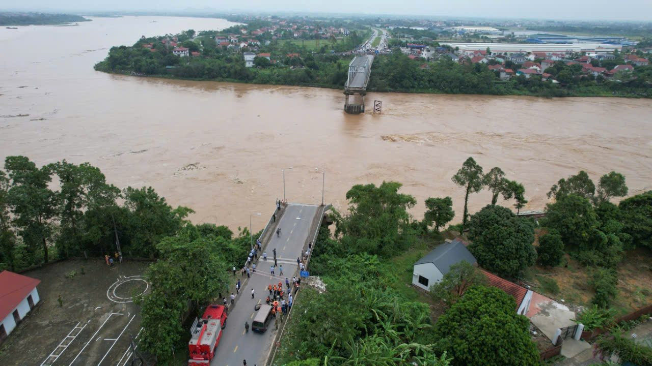 Cầu Phong Châu đã bị sập một nhịp bên phía huyện Tam Nông. Ảnh: ND