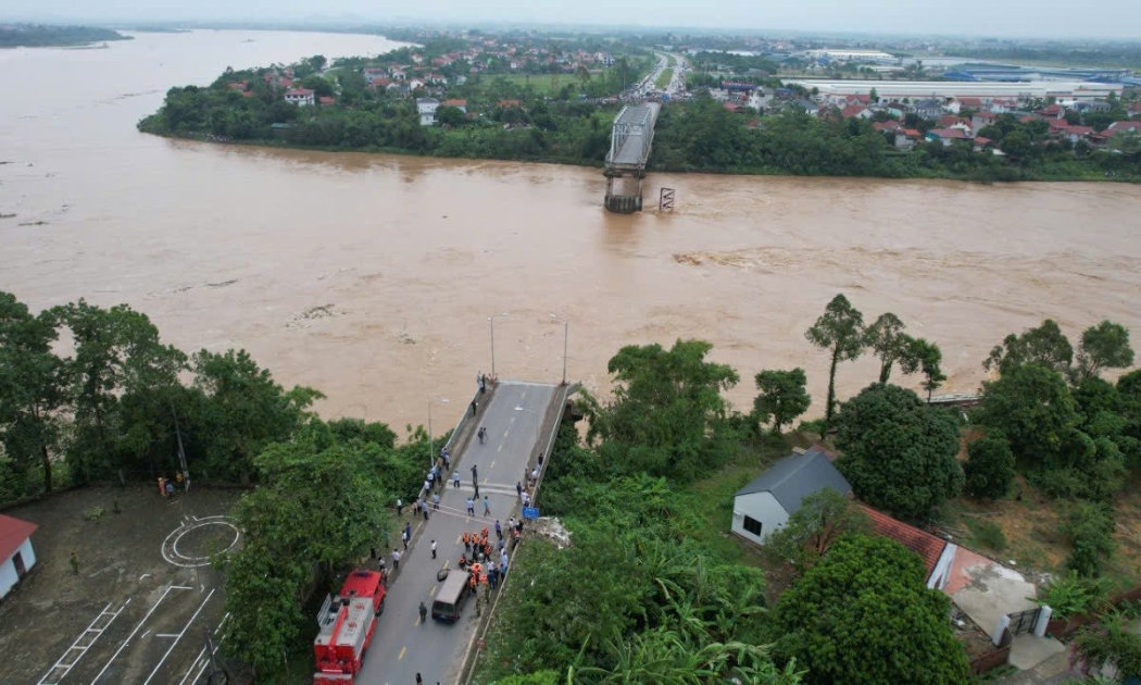Cầu Phong Châu đã bị sập một nhịp bên phía huyện Tam Nông. Ảnh: ND