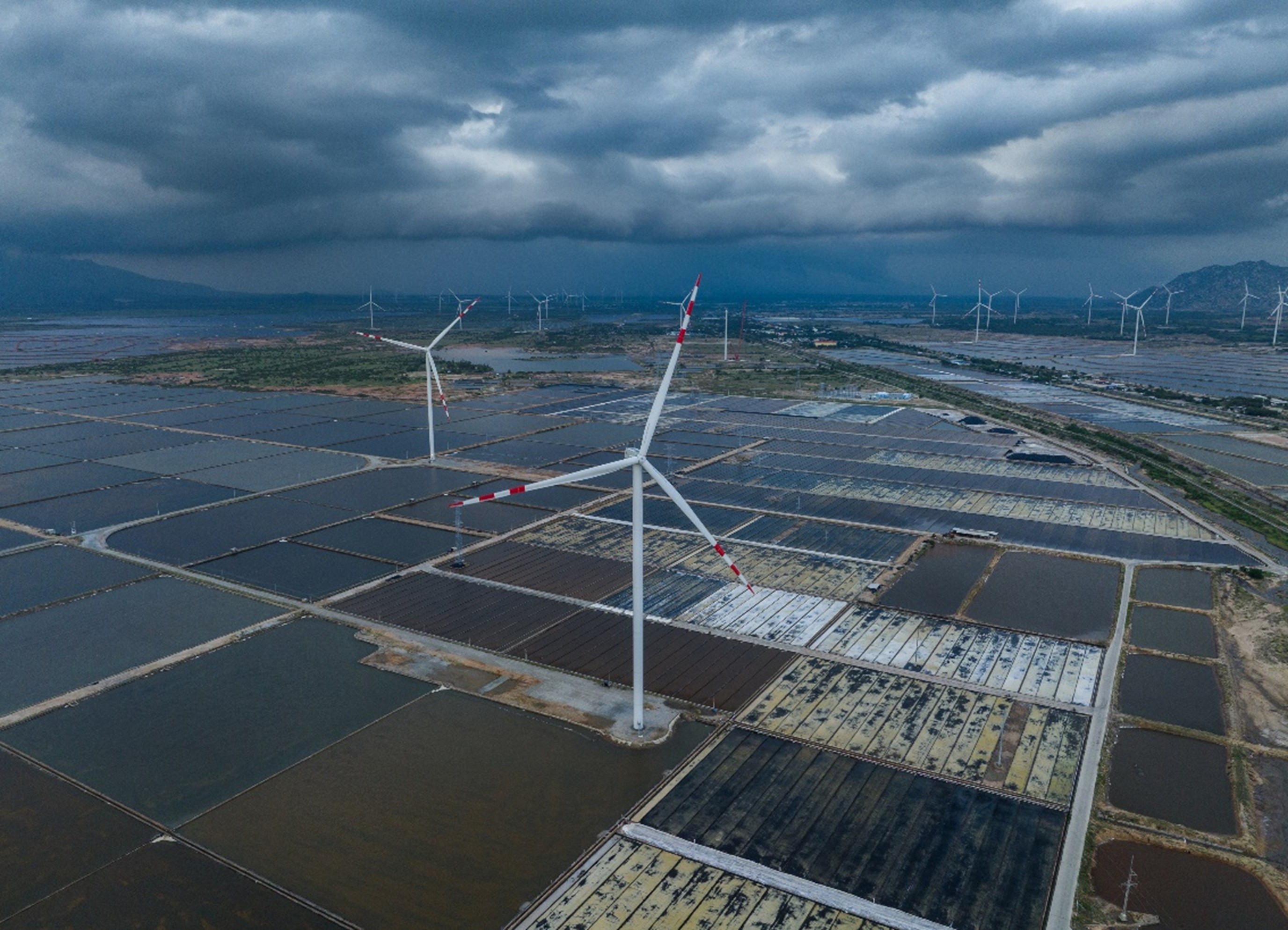 Tổ hợp Năng lượng t&aacute;i tạo kết hợp sản xuất muối sạch của BIM Group tại Ninh Thuận.