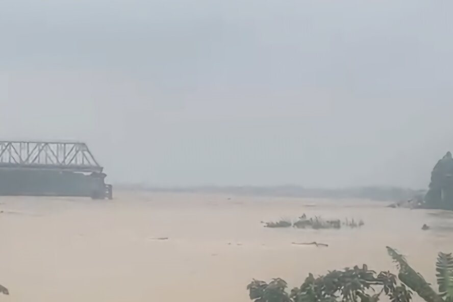Hiện trường vụ sập cầu Phong Châu, Phú Thọ.