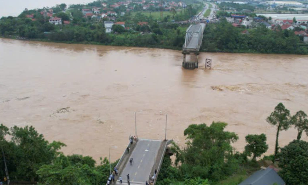 Cầu Phong Châu bị sập vào sáng 9/9/2024.