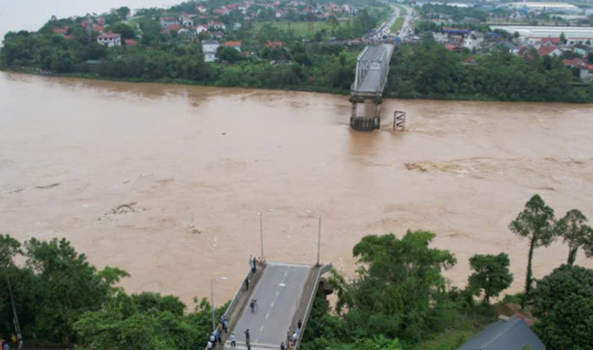 Cầu Phong Châu bị sập vào sáng 9/9/2024.